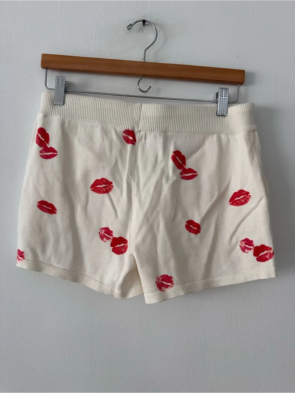 NWT Minnie Rose Kisses knit Shorts Drawstring cream‎ w/ red kisses
